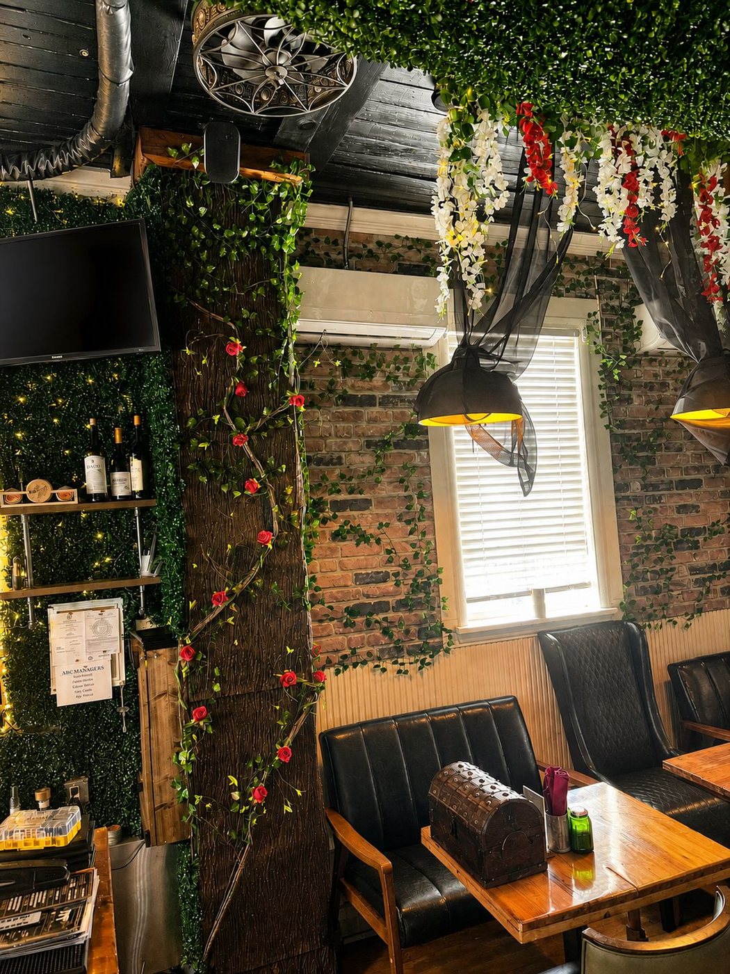 Inside The Oak and Ivy Taphouse